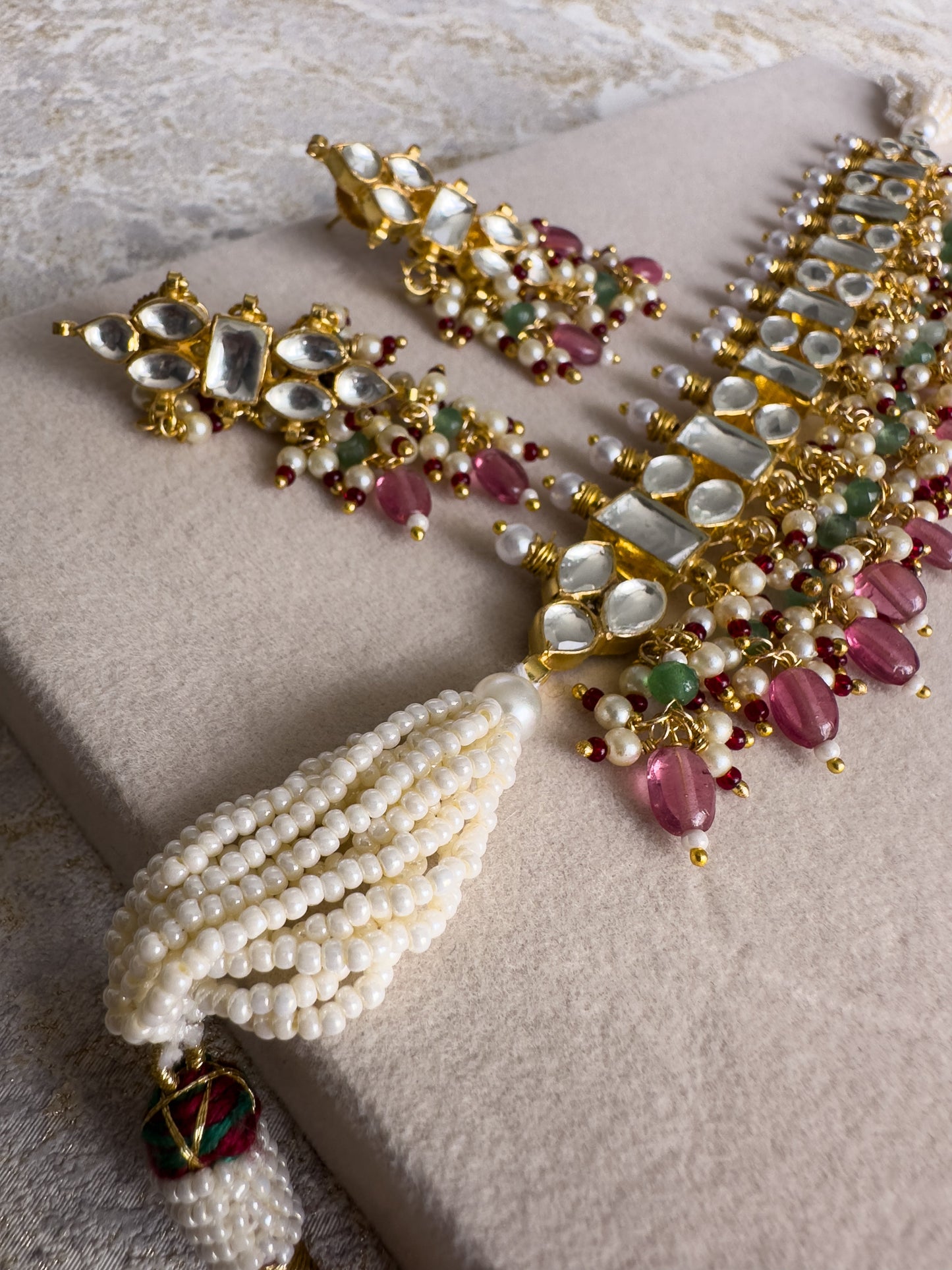 Sara: Choker Set