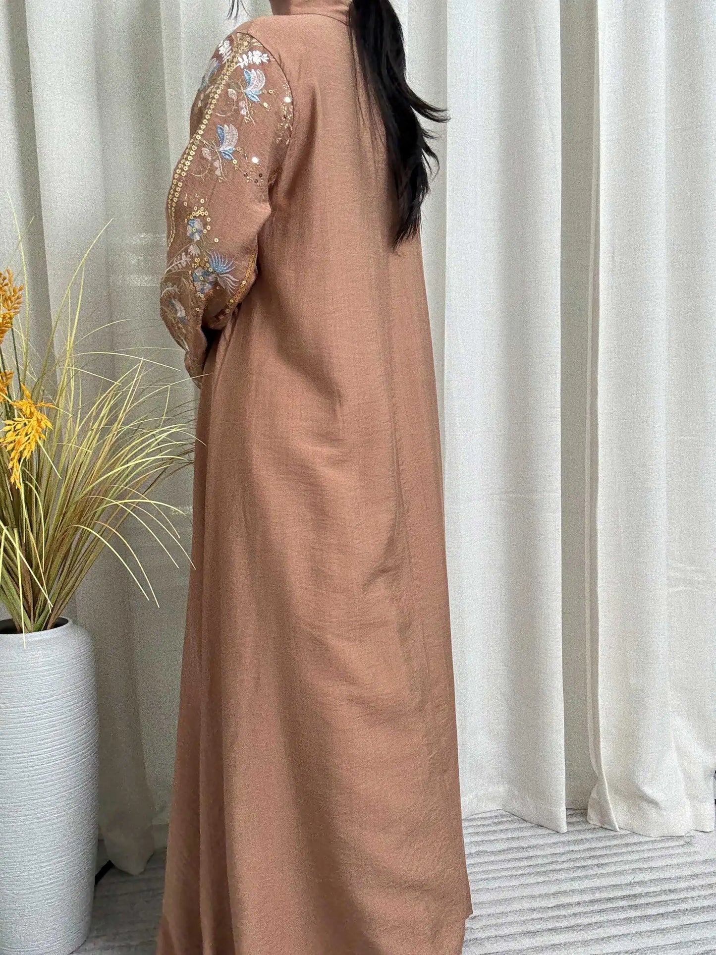 Black Muslim Abaya with Stand-Collar V-Neck Exquisite Blue-White Floral Embroidery Gold Accents Ideal for Ramadan Gatherings