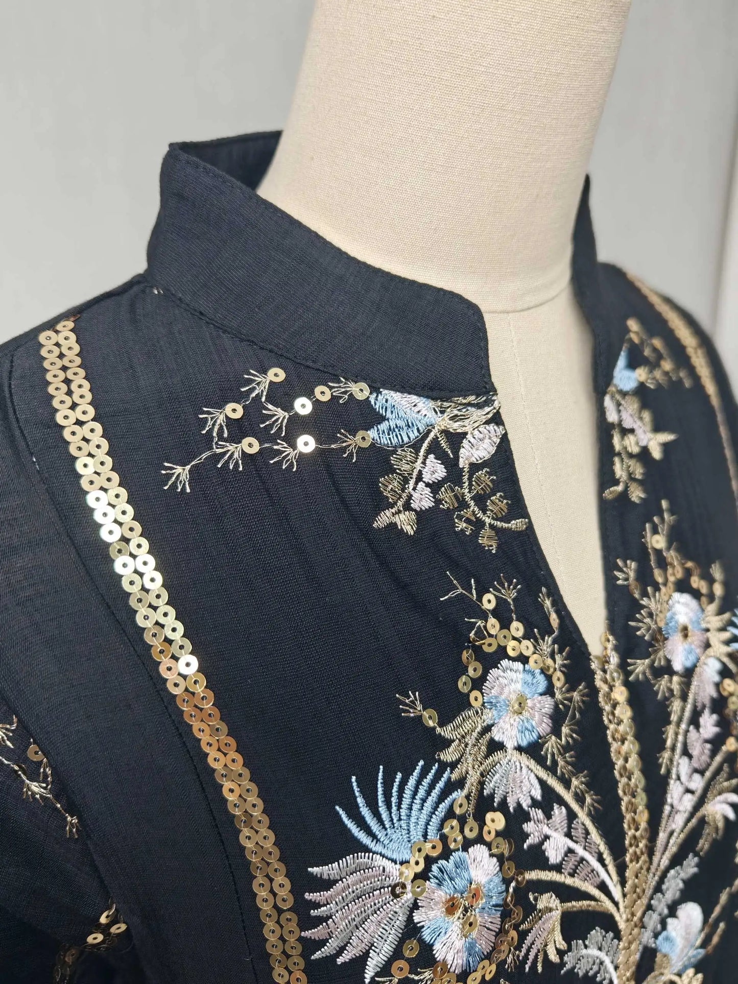 Black Muslim Abaya with Stand-Collar V-Neck Exquisite Blue-White Floral Embroidery Gold Accents Ideal for Ramadan Gatherings