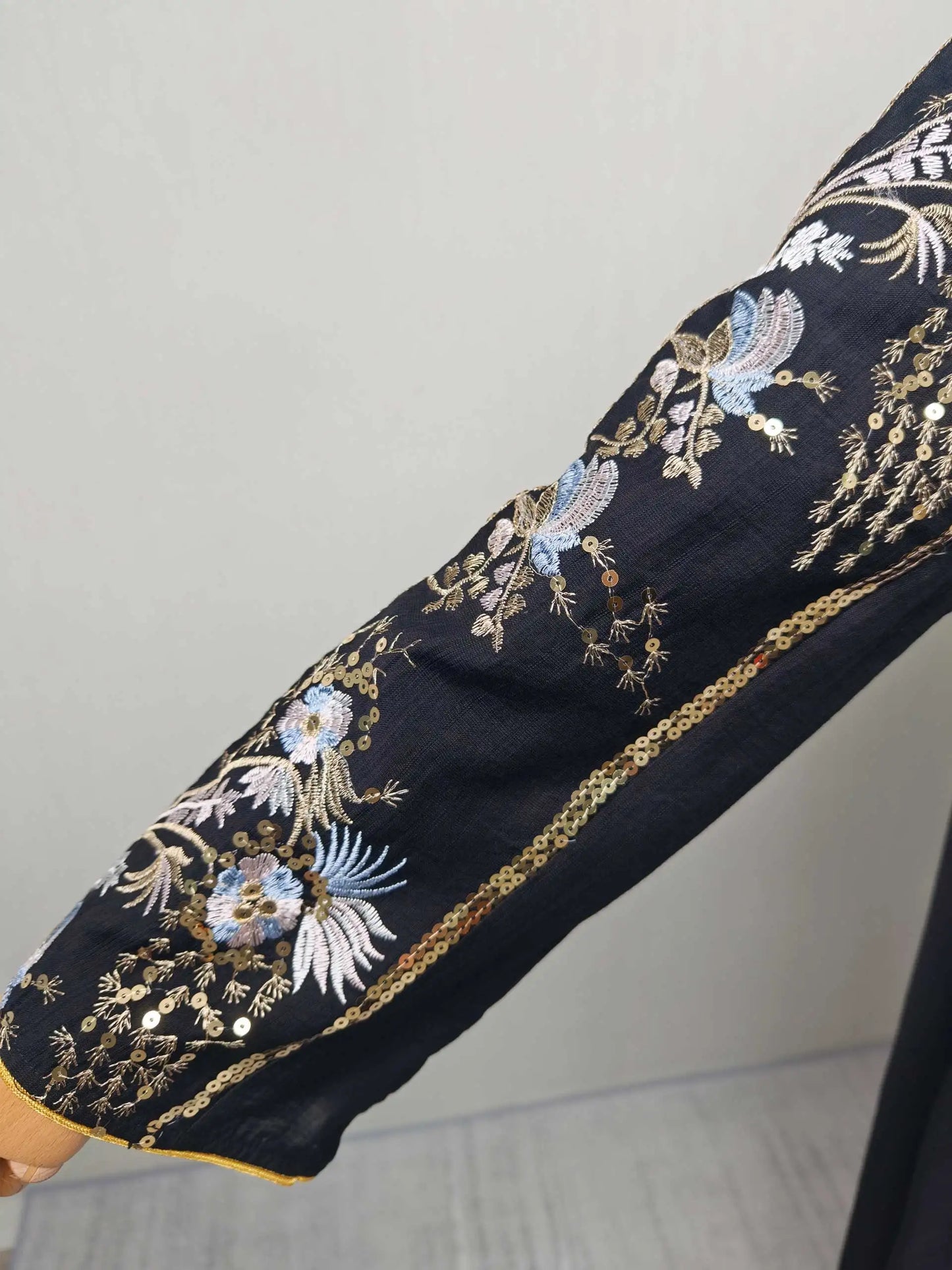Black Muslim Abaya with Stand-Collar V-Neck Exquisite Blue-White Floral Embroidery Gold Accents Ideal for Ramadan Gatherings