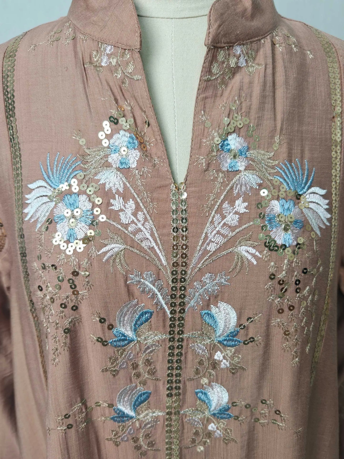 Black Muslim Abaya with Stand-Collar V-Neck Exquisite Blue-White Floral Embroidery Gold Accents Ideal for Ramadan Gatherings
