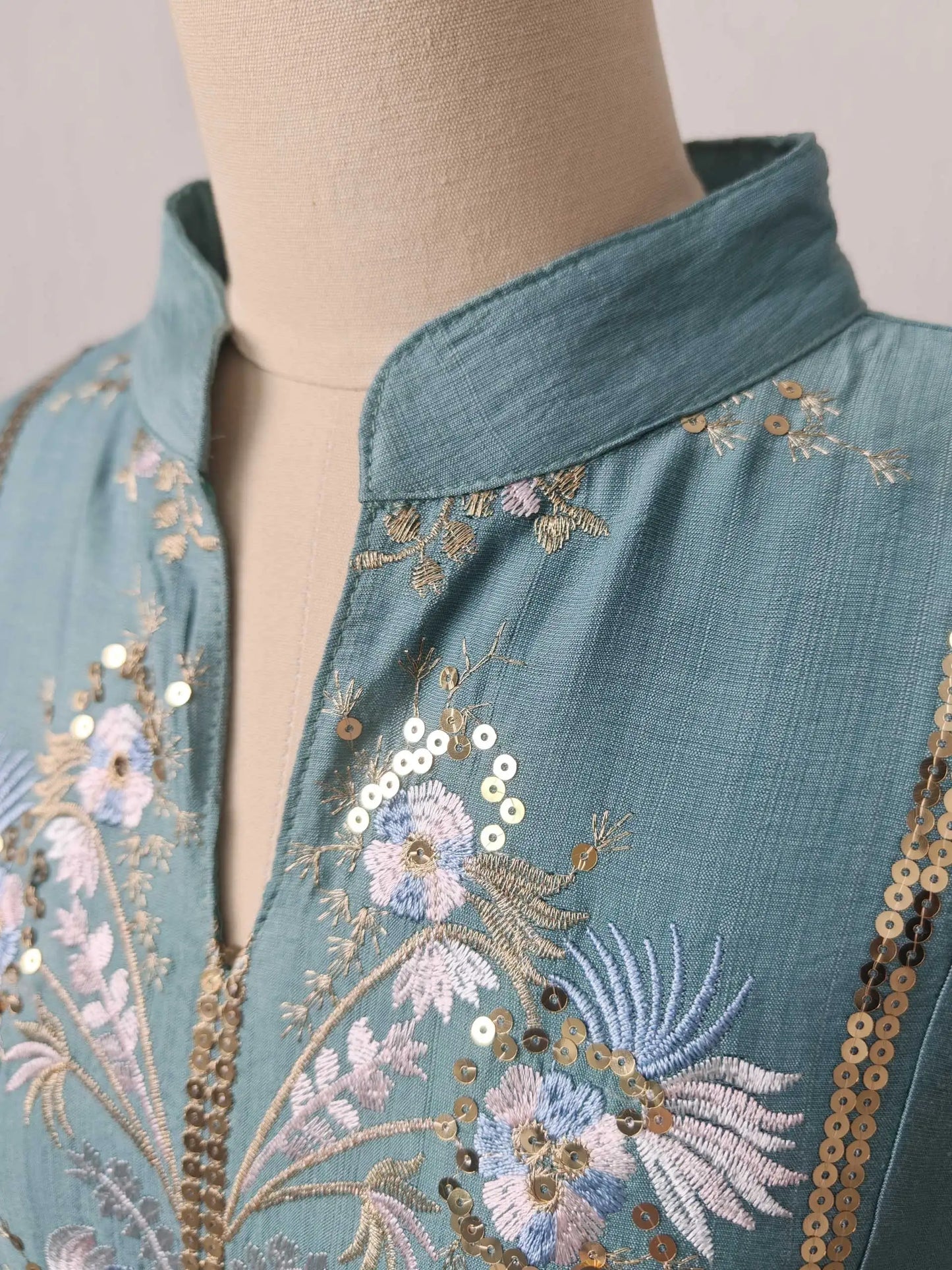 Black Muslim Abaya with Stand-Collar V-Neck Exquisite Blue-White Floral Embroidery Gold Accents Ideal for Ramadan Gatherings
