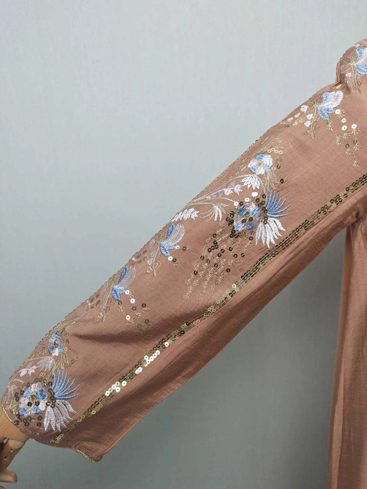 Black Muslim Abaya with Stand-Collar V-Neck Exquisite Blue-White Floral Embroidery Gold Accents Ideal for Ramadan Gatherings
