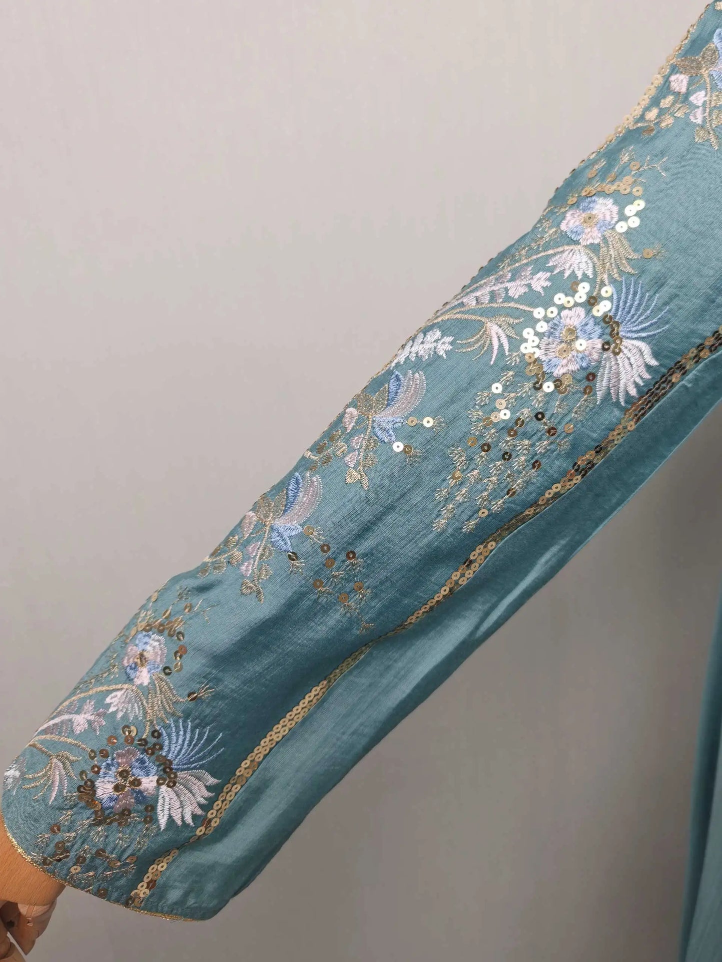 Black Muslim Abaya with Stand-Collar V-Neck Exquisite Blue-White Floral Embroidery Gold Accents Ideal for Ramadan Gatherings